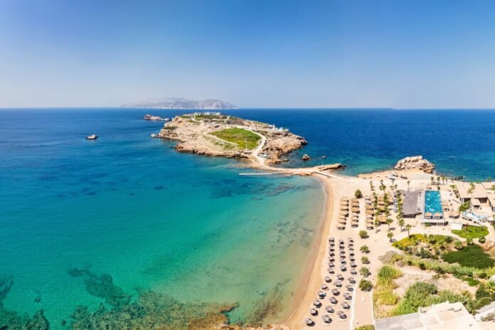 Πανοραμική άποψη παραλίας με χρυσή άμμο και γαλάζια θάλασσα στην Ίο — Ίος ανερχόμενο αστέρι των Κυκλάδων