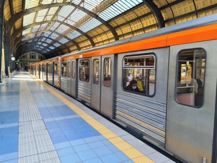 isap_metro1.jpg Σταθμός με επιβάτες και προσωπικό ενώ ανακοινώνονται σχέδια για αναβάθμιση μέσων μεταφοράς στην Αθήνα