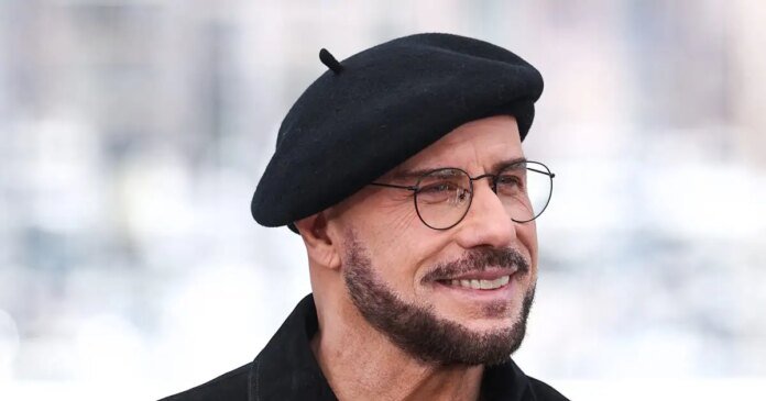 john-travolta-30052026-1200x630.jpg Τζον Τραβόλτα μπερές σε επίσημη εμφάνιση μετά το Φεστιβάλ Καννών, μπερές και βραβείο Χρυσός Φοίνικας