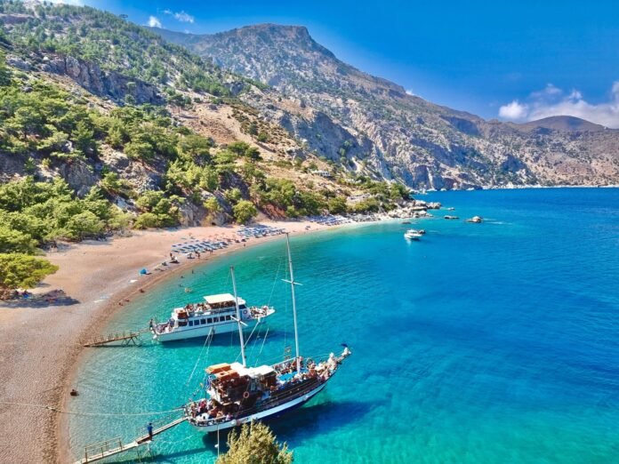 Πανοραμική εικόνα της Κάρπαθου με σμαραγδένια νερά και παραδοσιακά χωριά, Κάρπαθος αυθεντικός προορισμός για εξερεύνηση