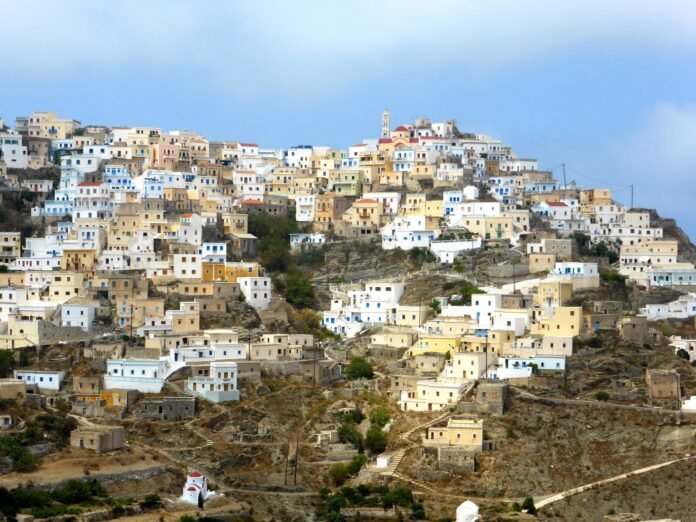 Γράφημα της ΕΛΣΤΑΤ και εικόνα ξενοδοχείου που δείχνουν τις αφίξεις Μάρτιος 2026 και τις διανυκτερεύσεις στα καταλύματα