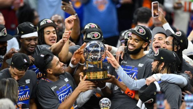 knicks-26526-620x350.jpg Παίκτες των Νιου Γιορκ Νικς πανηγυρίζουν στο παρκέ του Κλίβελαντ μετά τη σκούπα και την πρόκριση στους τελικούς