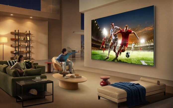 LG QNED evo τηλεόραση 2026 σε σαλόνι, αναπαραγωγή αγώνα με φωτεινά χρώματα και λεπτομέρεια