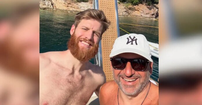 Φωτογραφία: Λιάγκας Γουόκαπ μπάνιο στο σκάφος, ο Γιώργος Λιάγκας χαμογελά δίπλα στον Τόμας Γουόκαπ