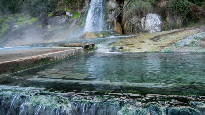 loutraThermopilon.jpg Αεροφωτογραφία του ακινήτου κοντά στις Θερμοπύλες με την Ιαματική Πηγή και περιοχές των Λουτρών Θερμοπυλών