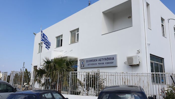 Αστυνομική σκηνή στην Κίσσαμο με δύο συλληφθέντες — εικόνα σχετική με Κίσσαμος μπαλτάς και όπλα