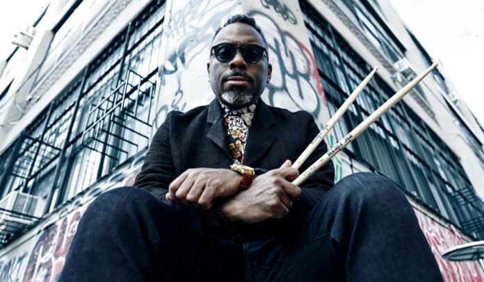 nate-smith.jpg Nate Smith Δόρα Στράτου σε κοντινή λήψη επί σκηνής με το κουαρτέτο του, ζωντανή στιγμή γεμάτη ενέργεια