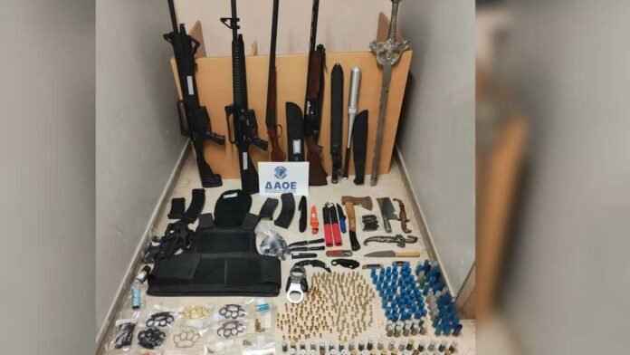 Φωτογραφίες κατασχεθέντων όπλων στην Πάτρα — Πάτρα όπλα ανάρτηση, καραμπίνες, βεγγαλικά και φυσίγγια
