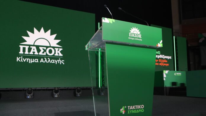 Μέλος του ΠΑΣΟΚ ανακοινώνει την αντίδραση του κόμματος για το νέο κόμμα Τσίπρα σε συνέντευξη Τύπου