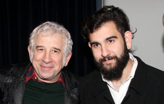 petros-filipidhs-dhmhtrhs-filippidhs.jpg Ο Δημήτρης Φιλιππίδης σε στούντιο συνέντευξης να μιλά για τον πατέρα του και την αποκάλυψη για τα ναρκωτικά