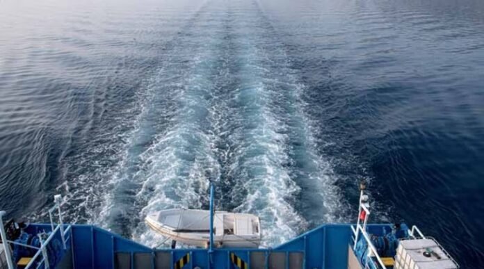 Τουρίστες σε παραλία με βαλίτσες, εικόνα που αντιπροσωπεύει το τριήμερο Αγίου Πνεύματος και τις προτιμήσεις ταξιδιωτών