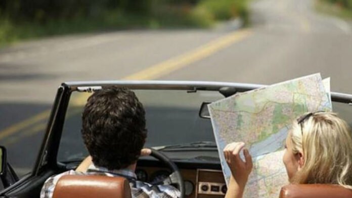 roadtrip.jpg Αυτοκίνητο σε παραλιακό δρόμο με βαλίτσες στο φορτίο, αντιπροσωπεύει τον οδικός τουρισμός Ελλάδα και τα road trips