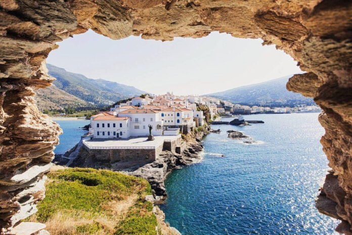 Πανοραμική άποψη της Άνδρου με πράσινες πλαγιές και παραλίες που αναδεικνύουν την Άνδρος αυθεντικότητα