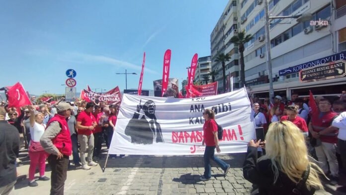 smirni88.jpg Υποστηρικτές στην Πλατεία Δημοκρατίας Σμύρνης με TOMA και αστυνομικό αποκλεισμό — εικόνα της κρίσης CHP