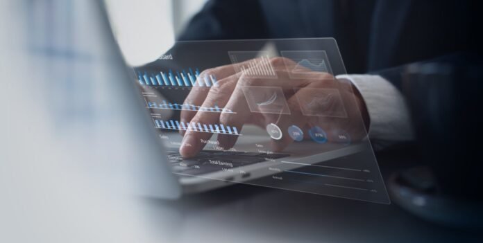 technologia.jpg επικεφαλής ασφάλειας πληροφοριών υπό πίεση σε γραφείο, τηλεφωνήματα νύχτα και αυξημένες ευθύνες
