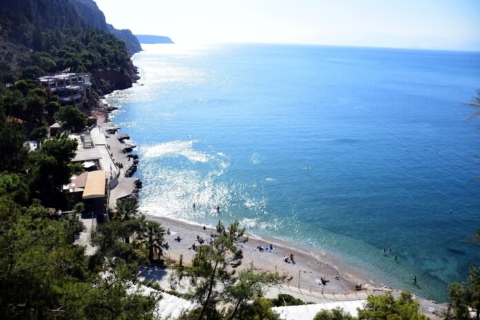 thalassa.jpg Οικογενειακή εικόνα σε παραλία που συνοδεύει διακοπές Ελλήνων 2026 και τις επιλογές οικονομικής διαμονής