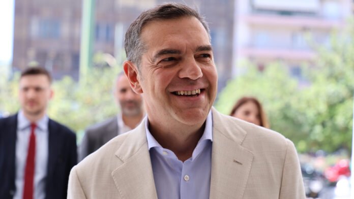 Ο Αλέξης Τσίπρας ΕΛ.Α.Σ φτάνει στον Άρειο Πάγο με το επικοινωνιακό του επιτελείο, δικαστή και πλήθος υποστηρικτών