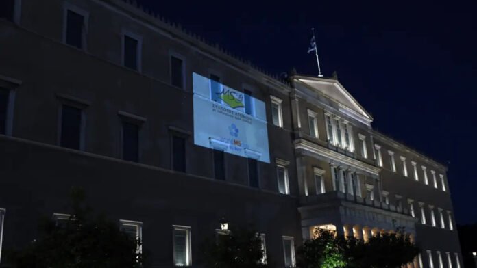voulisklir.jpg Φωτογραφία της φωταγώγησης της Βουλής για την Σκλήρυνση κατά πλάκας και την Παγκόσμια Ημέρα, για ενημέρωση και ευαισθητοποίηση