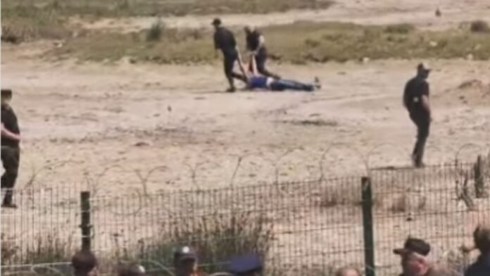 Εικόνα από τα επεισόδια Ζβέρνετς Αλβανία με αστυνομικές δυνάμεις και διαδηλωτές στην παραλία