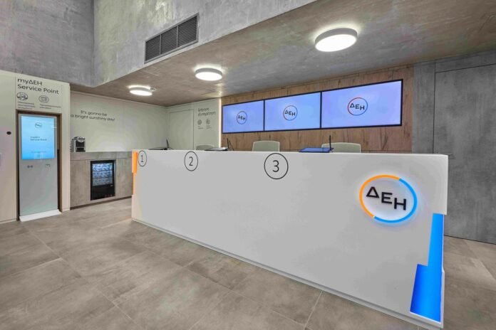 Κατάστημα-ΔΕΗ-3.jpg Χειριστής σε οθόνες συναλλαγών με γράφημα και τίτλο νέες μετοχές ΔΕΗ πριν την πρεμιέρα στο Χρηματιστήριο