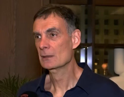 Στιγμιότυπο-οθόνης-2026-05-28-183959.jpg Ο Μπαρτζώκας τραγουδά σύνθημα μαζί με οπαδούς μετά τη νίκη του Ολυμπιακού με 92-85 στη Euroleague