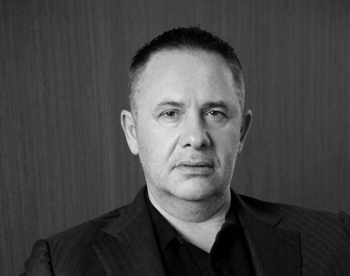 Σαμίρ Μάνε και Απόστολος Βακάκης μπροστά σε κατάστημα Jumbo, σύμβολο της Μάνε Jumbo επέκταση και διεθνούς συνεργασίας