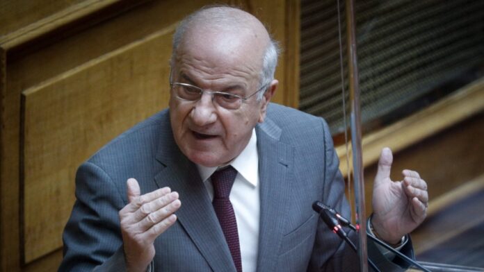 Φωτογραφία του Νάσου Αθανασίου, ο δημοσιογράφος που πέθανε σε ηλικία 75 ετών και σημάδεψε την τηλεόραση