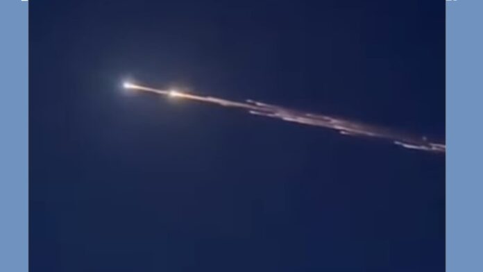 πύρινο μετέωρο Νάπολη βίντεο viral φωτεινή βολίδα παρατήρηση 2026