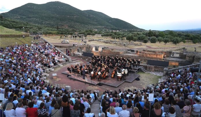 Αφίσα παράστασης Ορφέας και Ευρυδίκη στην Αρχαία Μεσσήνη με Καμεράτα υπό Γιώργο Πέτρου