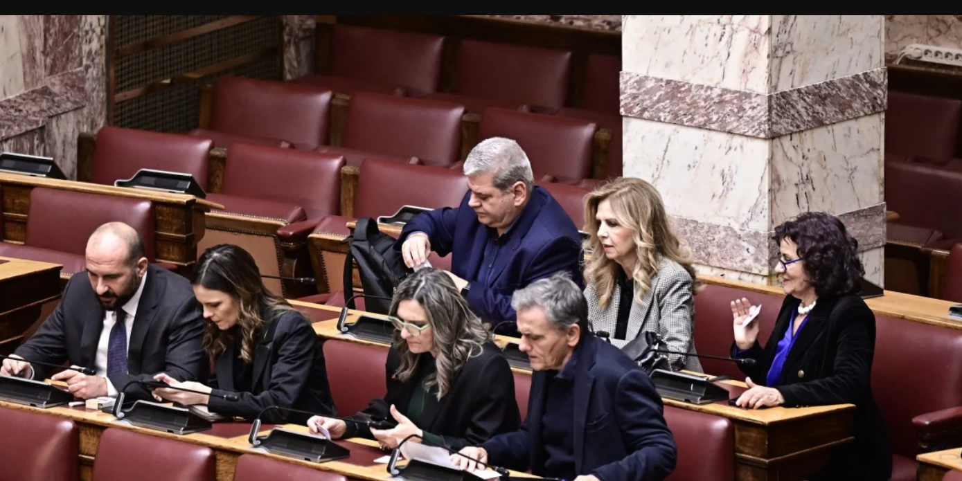 Η Νέα Αριστερά καταρρέει με πάταγο. Η επάνοδος Τσίπρα επιταχύνει μετακινήσεις και αναδιατάσσει την Κεντροαριστερά.