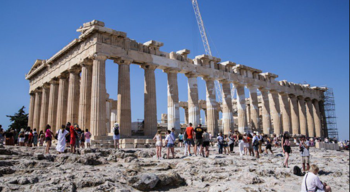 Η Ελλάδα στη δεκάδα των χωρών με τους περισσότερους τουρίστες. Η άνοδος στο παγκόσμιο top 10 επιβεβαιώνει τη δυναμική του ελληνικού τουρισμού.