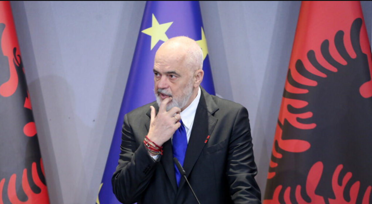 Ο Ράμα επιμένει στο αμφιλεγόμενο θέρετρο της Σβέρνιτσας. Η αδιαλλαξία του προκαλεί οργή, αντιδράσεις και νέα κρίση με την Αθήνα.