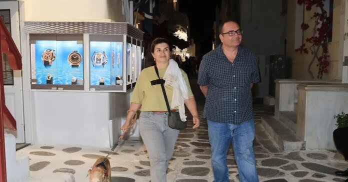 anna-kouri-vironas-poligerinos3-09062026-1200x630.jpg Άννα Κουρή Μύκονος σε σπάνια εμφάνιση με τον σύζυγό της Βύρωνα Πολυγερινό και το σκυλάκι τους στο νησί