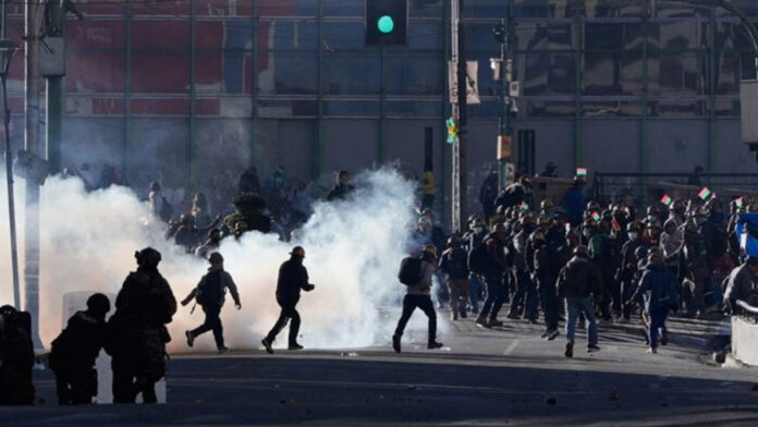 Φωτογραφία από τις κινητοποιήσεις Βολιβία με μπλόκα δρόμων, διαδηλωτές και στρατιωτική παρουσία στην πρωτεύουσα