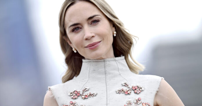 emily-blunt-cover-1200x630.jpg Η Emily Blunt με μανικιούρ λιλά καλοκαίρι, matchy look στα μάτια και στο φόρεμα