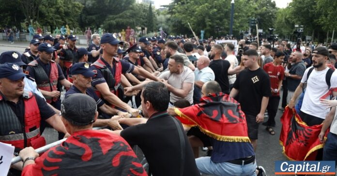 Διαδηλωτές στη λιμνοθάλασσα Βιόσα-Νάρτα εναντίον του θέρετρου Τραμπ Αλβανία για την προστασία της βιοποικιλότητας