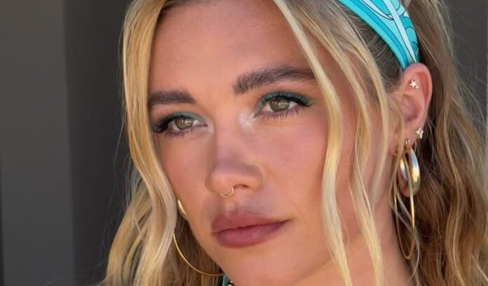 Φωτογραφία με τυρκουάζ eyeliner όπως στο look της Florence Pugh με beach waves και Pucci μαντήλι
