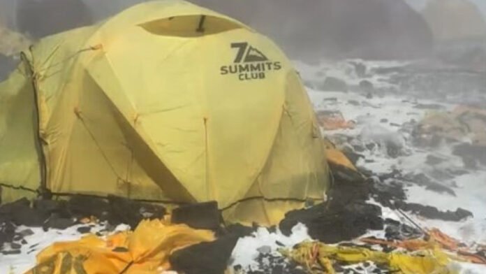 Εικόνες από Camp IV Έβερεστ γεμάτο σκουπίδια, εγκαταλελειμμένες σκηνές και άδεια μπουκάλια οξυγόνου
