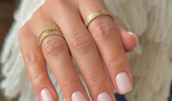 Italian manicure κοντά νύχια επιμήκυνση με ένα βερνίκι και λεπτό σβήσιμο στα πλαϊνά