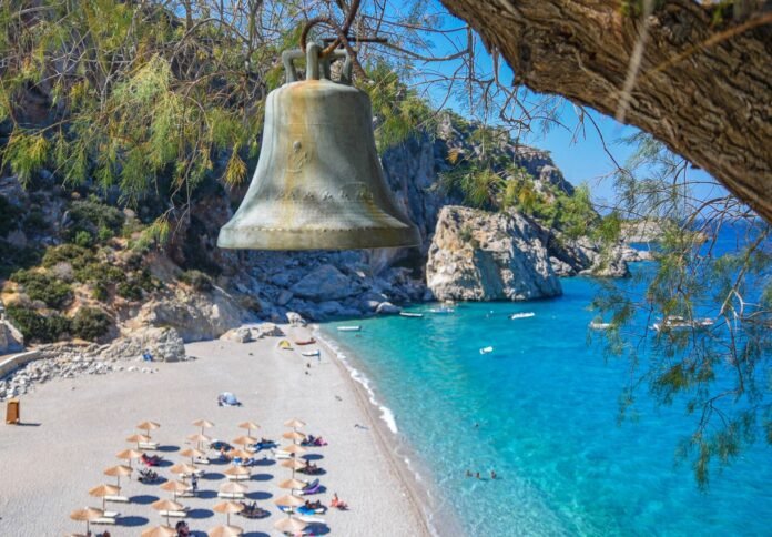 Κάρπαθος αυθεντική ταυτότητα: σμαραγδένια νερά και παραδοσιακές κοινότητες σε ένα αυθεντικό νησί