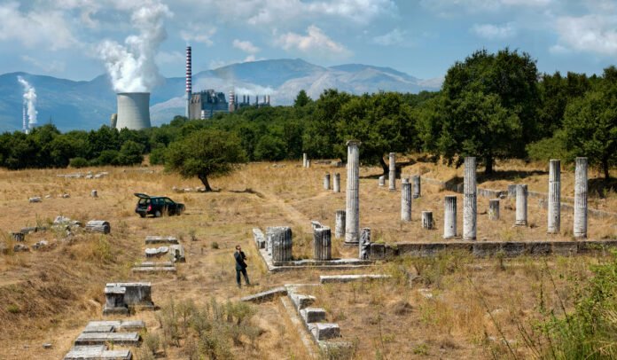 kokkini-maigiakesoyt.jpg Εγκατάσταση της έκθεσης South by Southeast που αναδιαμορφώνει τη συλλογή ΕΜΣΤ και παρουσιάζει έργα από τη Μεσόγειο