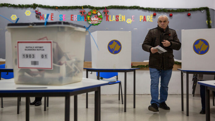 kosovo-elections-662026-649.jpg Πλήθος ψηφοφόρων μπροστά σε κάλπη εν όψει εκλογές στο Κόσοβο για την εκλογή 120 βουλευτών