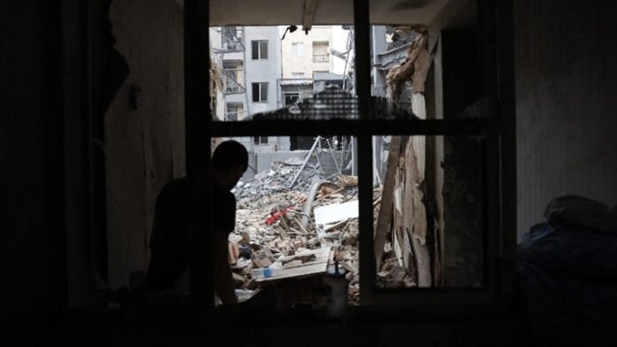 Εικόνα από σκηνή μετά το ισραηλινό πλήγμα Λίβανος σε ασθενοφόρο και διασώστες
