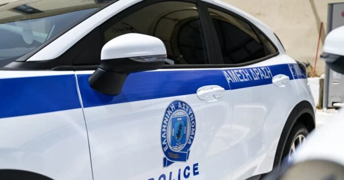 Περιπολικό και αστυνομική κινητοποίηση μετά την ομοφοβική επίθεση Ζάππειο και τη σύλληψη των δραστών