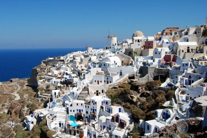 Άποψη του λιμανιού της Σαντορίνης: προβλήματα και συζητήσεις για την κρουαζιέρα στη Σαντορίνη και τις νέες ρυθμίσεις