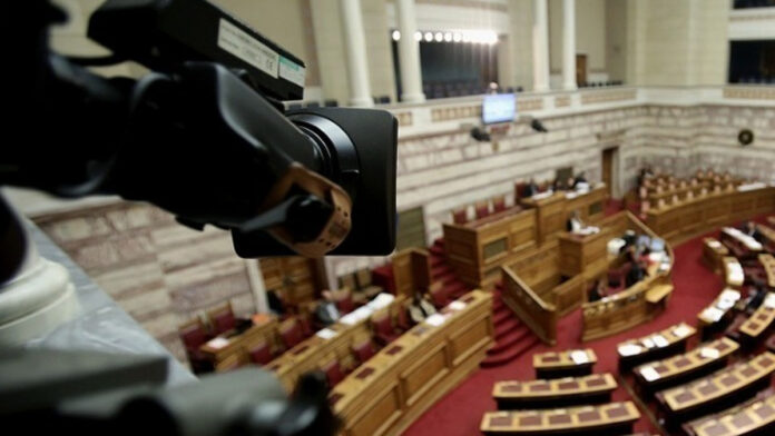 Βουλή: συζήτηση και αντιπαραθέσεις για την αδειοδότηση περιφερειακών καναλιών και τα κριτήρια